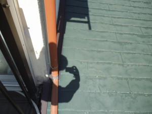 屋根は塗装のメンテナンスをされていましたが、壁との取り合いの問題、カラーベスト自体の耐久性の問題がありました。